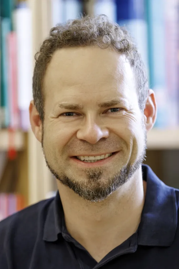 Roman Riegel, Physiotherapeut, Heilpraktiker und Osteopath, in seiner Praxis in Regensburg